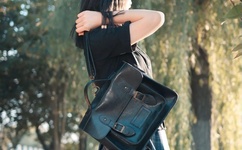 美女自觉的解开胸衣